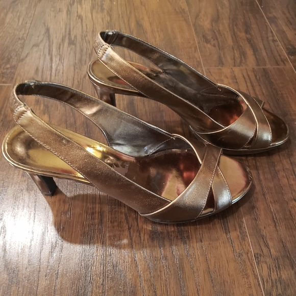 *5/$25* Etienne Aigner Gold Heels Sandals Size 6 - Picture 2 of 6